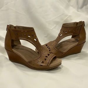 Brown Earth Brand Sandals. BRAND NEW Size 9M.